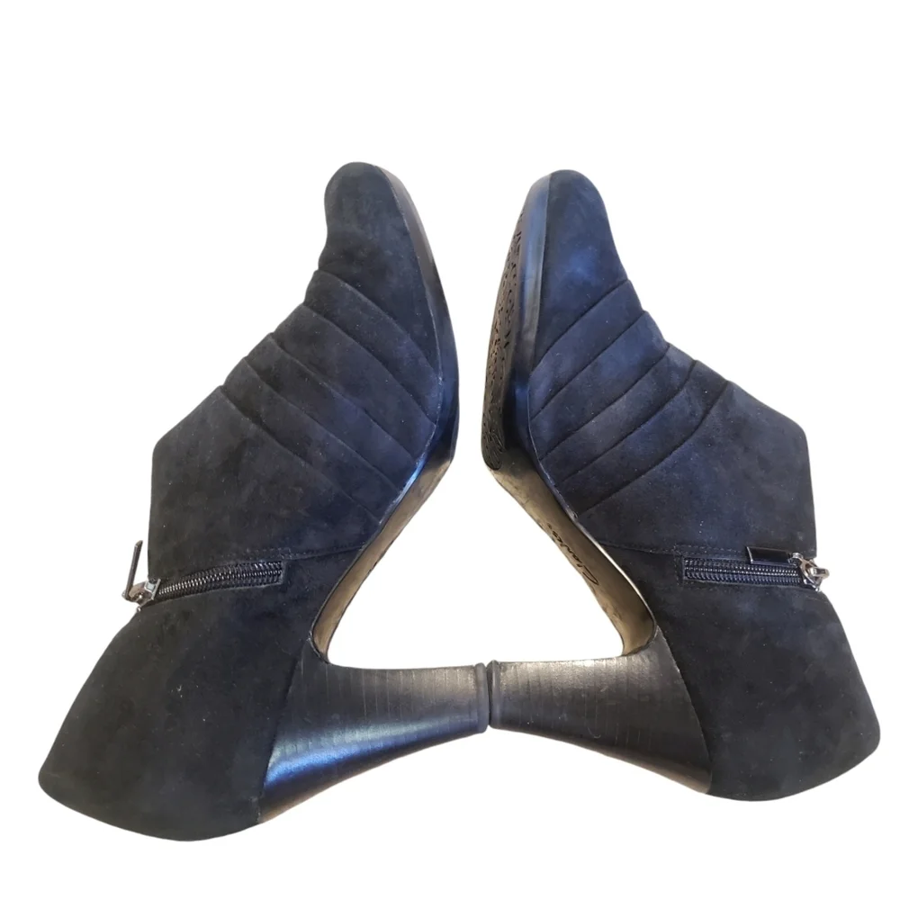 Clarks Artisan Booties 10M Womens Black Suede Heeled Zippered Comfort Shoes